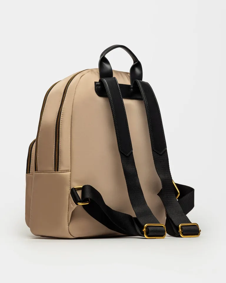 Mochila beige de diseño minimalista y práctico para uso diario de Prüne en Mochilas para argentina