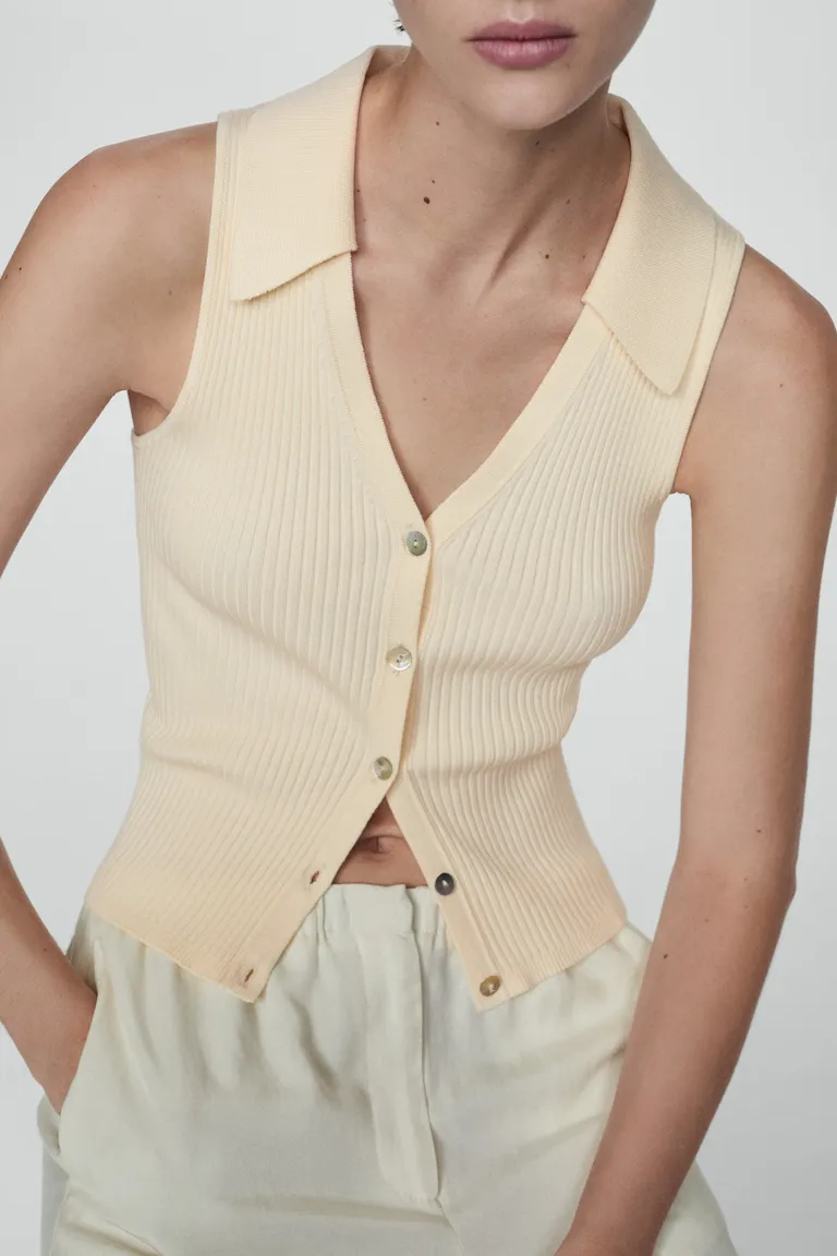 Top punto con botones de Mango en Tops para argentina