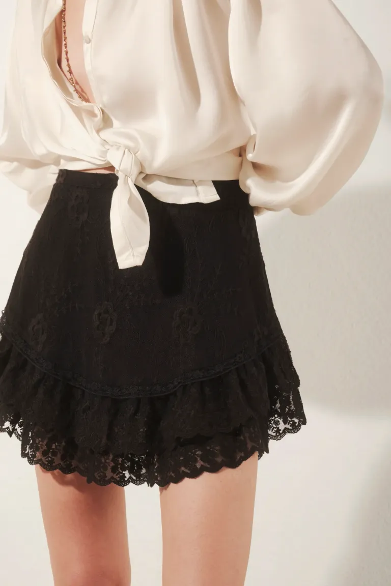 Falda corta de tul bordado con volados y cintura elástica de Rapsodia en Faldas para argentina