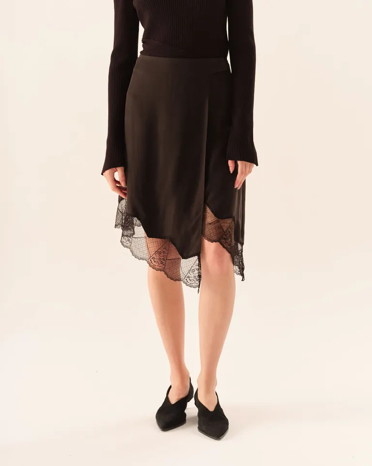 Pollera midi envolvente con ruedo asimétrico y detalles de encaje de Furzai en Faldas para argentina