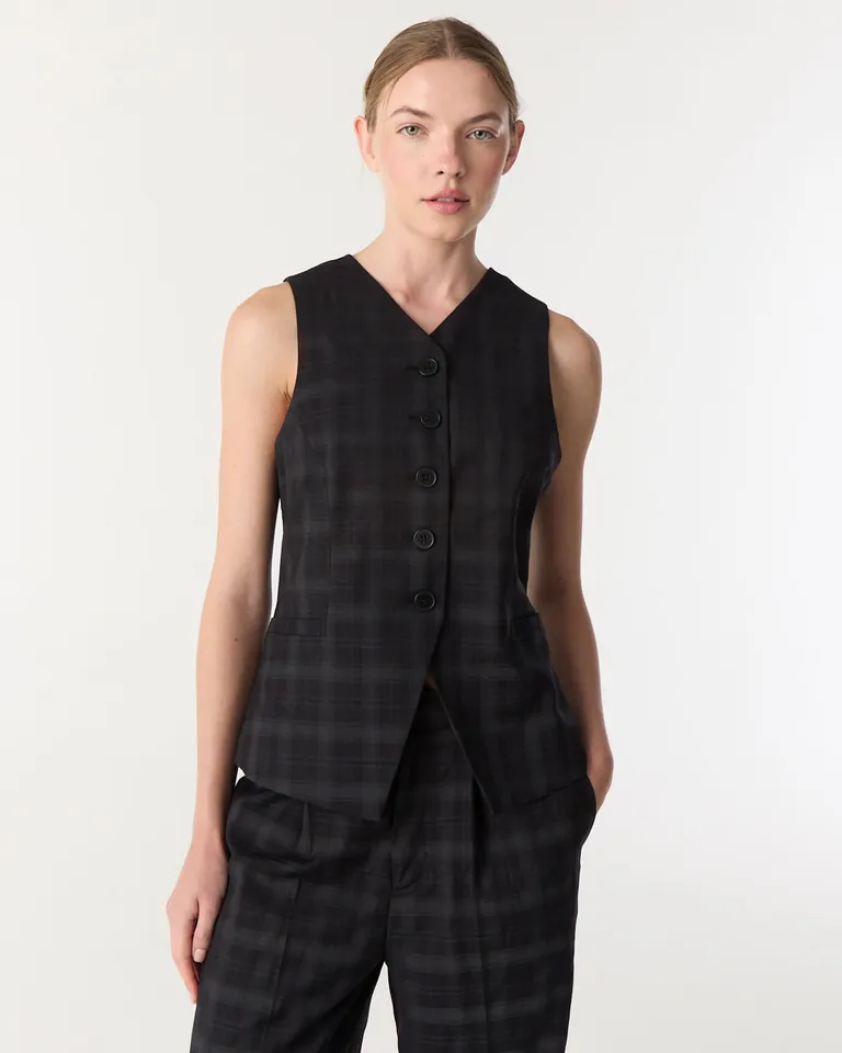 Chaleco sastrero con cuello en v y martingala regulable en espalda de Furzai en Chalecos para argentina