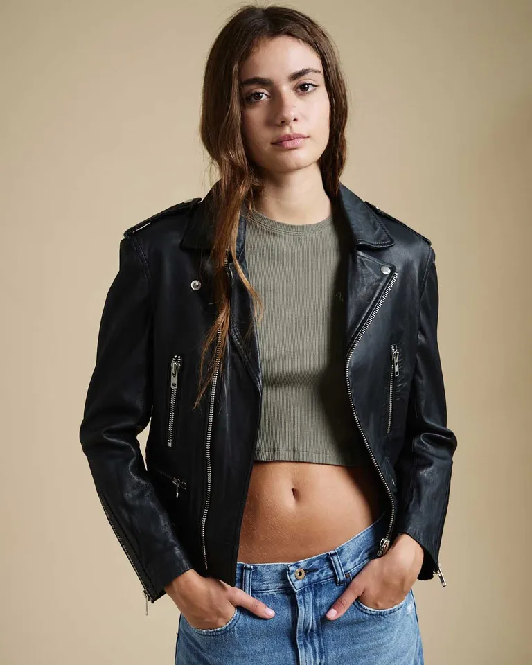 Chaqueta estilo biker con cierre diagonal y detalles metálicos en mangas de Wanama en Chaquetas para argentina