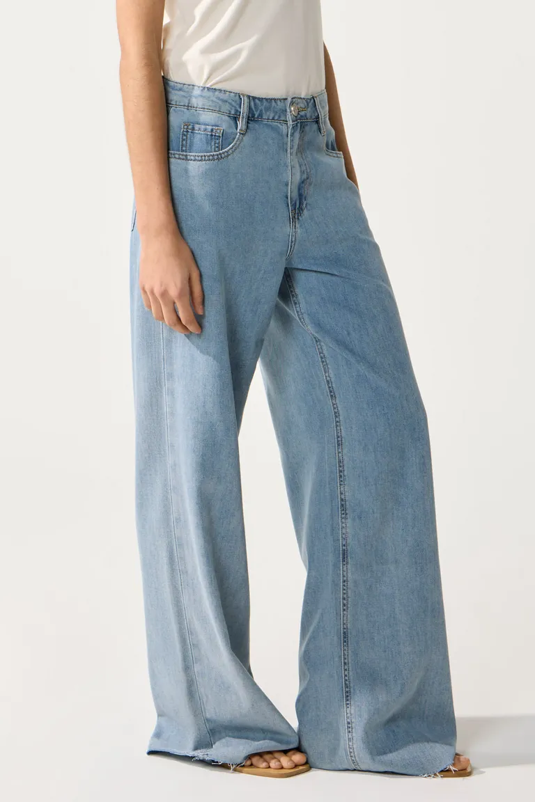Pantalón de denim de tiro alto con pierna recta y calce holgado de Cuesta Blanca en Pantalones para argentina