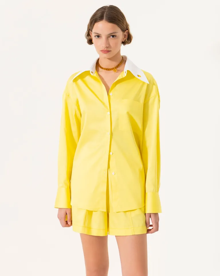 Camisa oversize amarilla de corte relajado y diseño moderno de Jazmin Chebar en Camisas para argentina