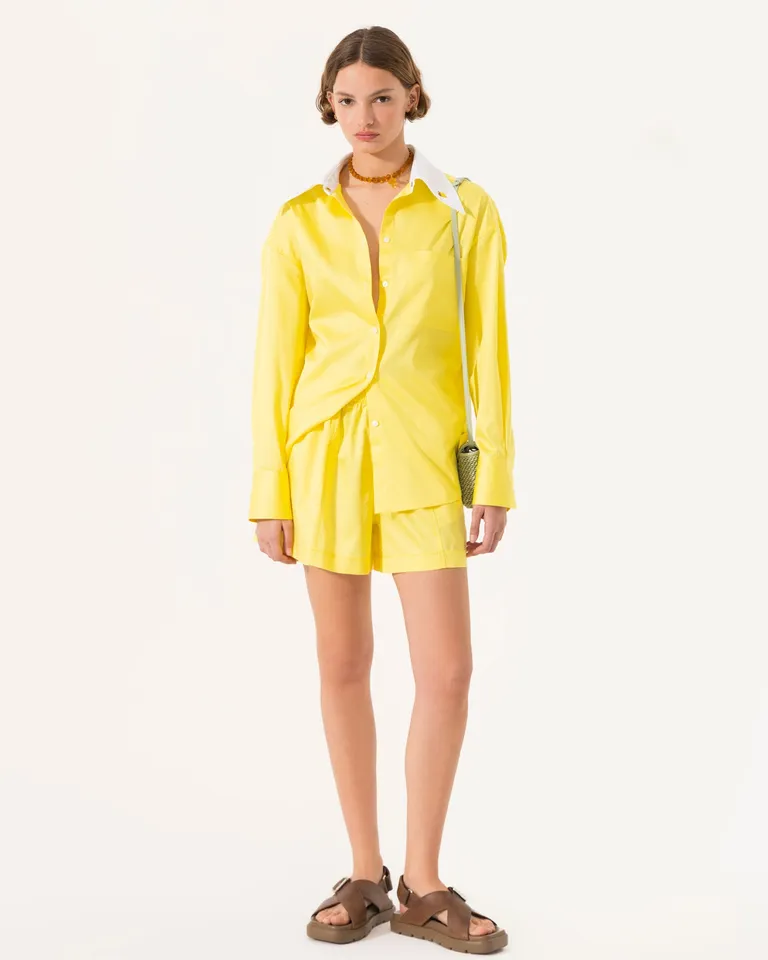 Camisa oversize amarilla de corte relajado y diseño moderno de Jazmin Chebar en Camisas para argentina