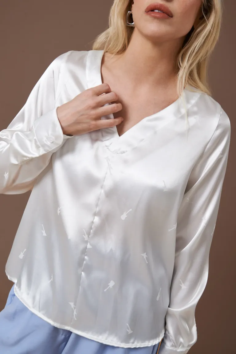 Blusa blanca de manga larga con corte femenino y detalles delicados de Apricot en Blusas para argentina