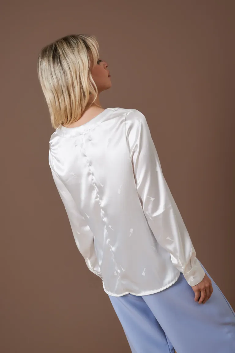 Blusa blanca de manga larga con corte femenino y detalles delicados de Apricot en Blusas para argentina