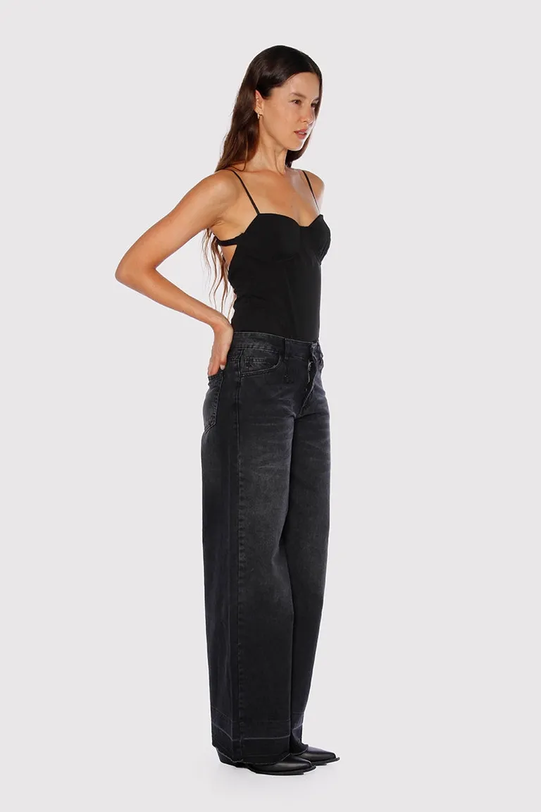 Body de mujer con escote estilo corset, breteles regulables y cierre inferior de Sofia Sarkany en Bodies para argentina