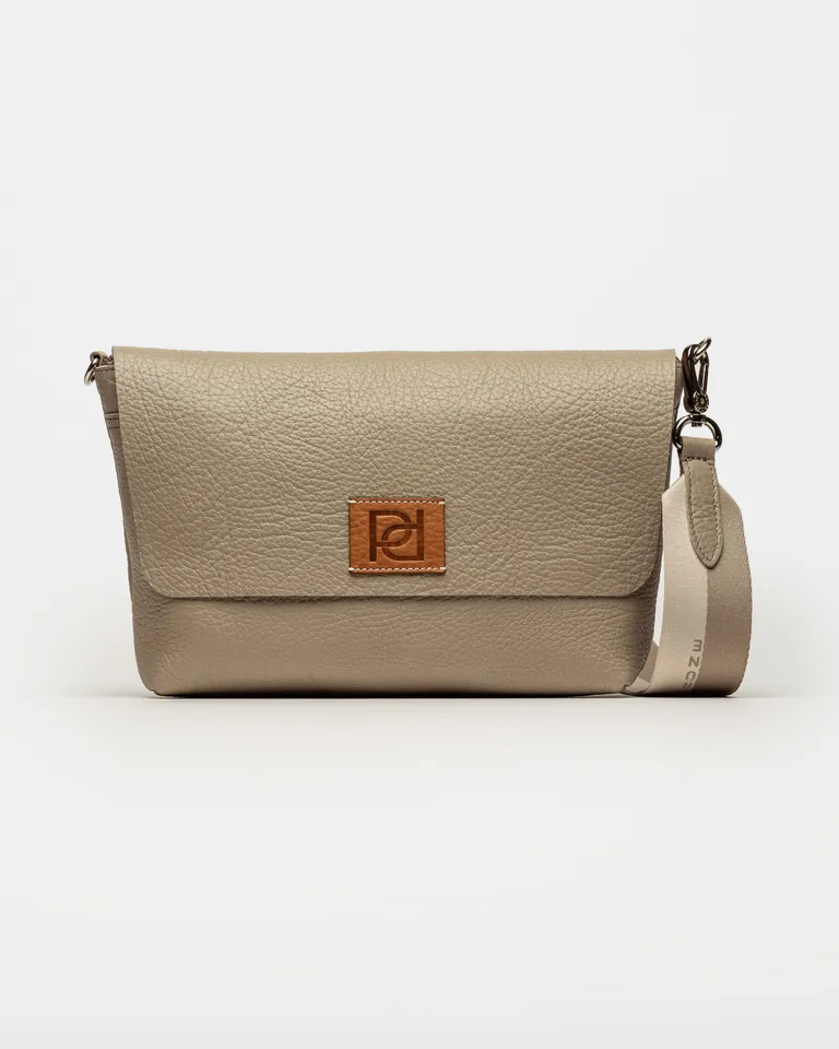 Elegante Bandolera de Cuero Graneado con Detalles de Marca de Prüne en Bolsos y Carteras para argentina