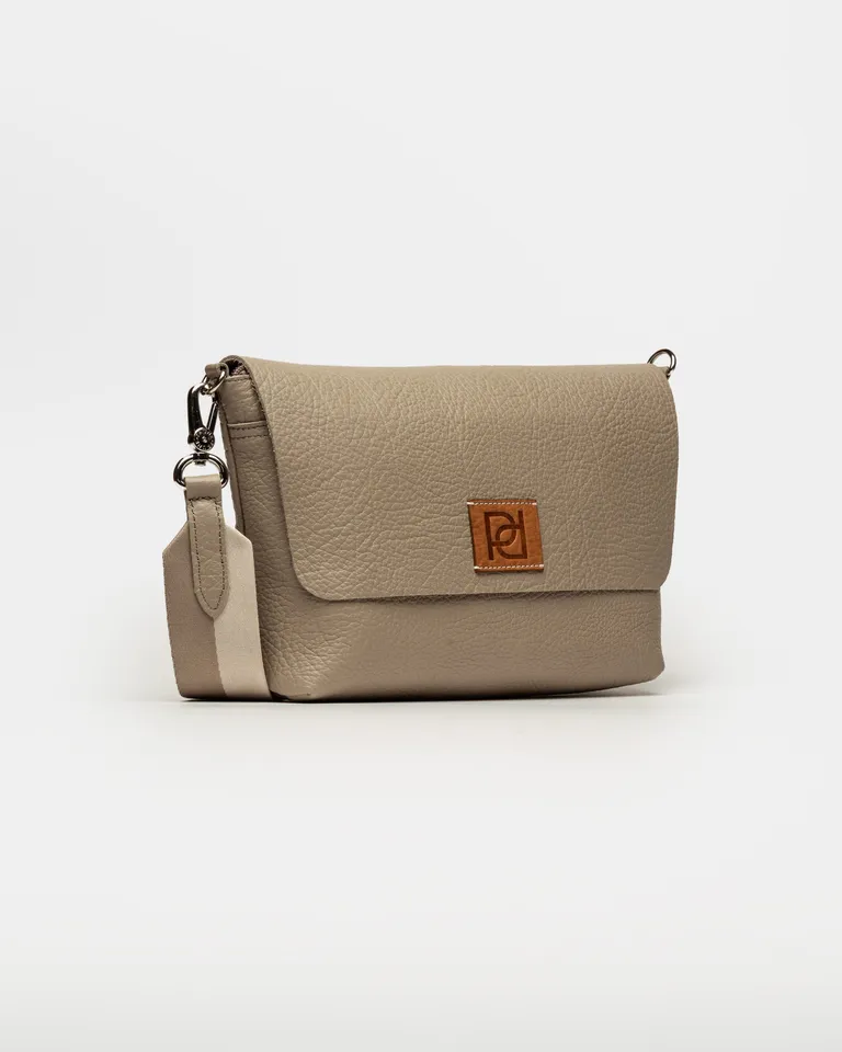 Elegante Bandolera de Cuero Graneado con Detalles de Marca de Prüne en Bolsos y Carteras para argentina