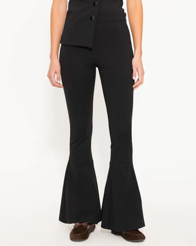 Pantalón flare negro con cintura elástica y cierre lateral de Jazmin Chebar en Pantalones para argentina