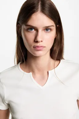 Remera cuello pico de Mango Teen en Remeras para argentina