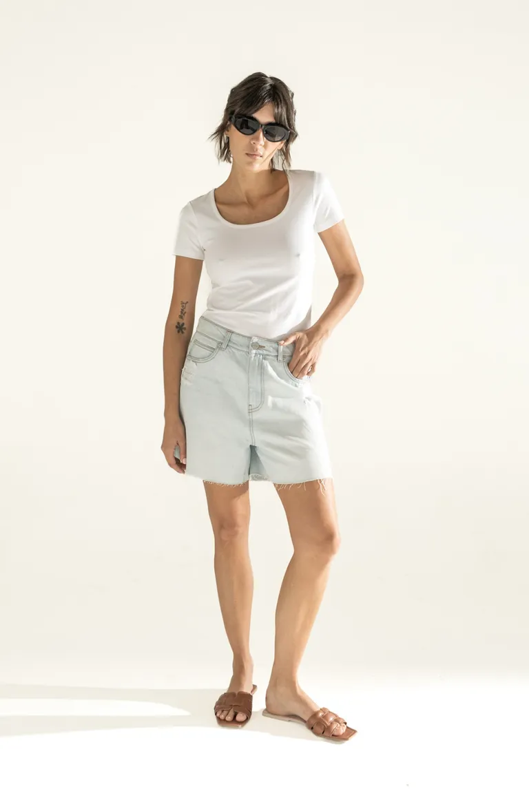 Shorts blancos básicos y elegantes para un look casual y femenino de Akiabara en Shorts para argentina