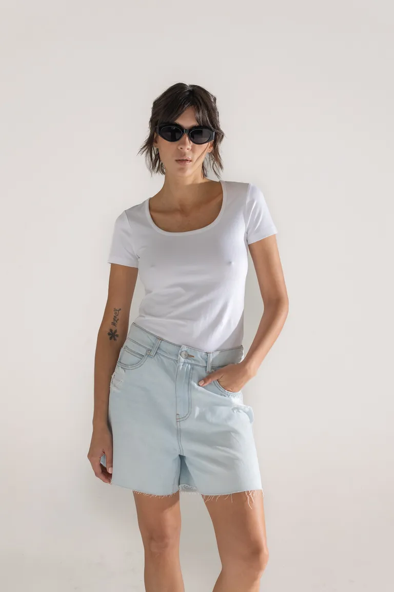 Shorts blancos básicos y elegantes para un look casual y femenino de Akiabara en Shorts para argentina