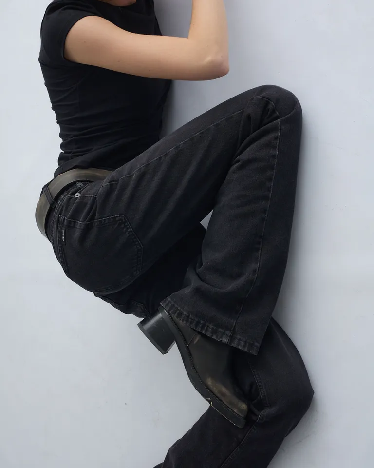 Pantalones negros de corte flare para mujer, diseño versátil y cómodo de Ay Not Dead en Pantalones para argentina