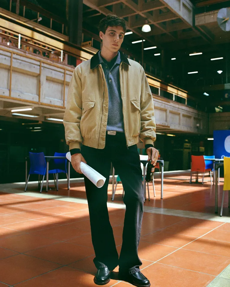 Pantalones negros de corte flare para mujer, diseño versátil y cómodo de Ay Not Dead en Pantalones para argentina