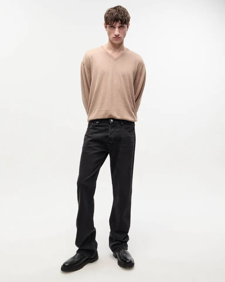 Pantalones negros de corte flare para mujer, diseño versátil y cómodo de Ay Not Dead en Pantalones para argentina