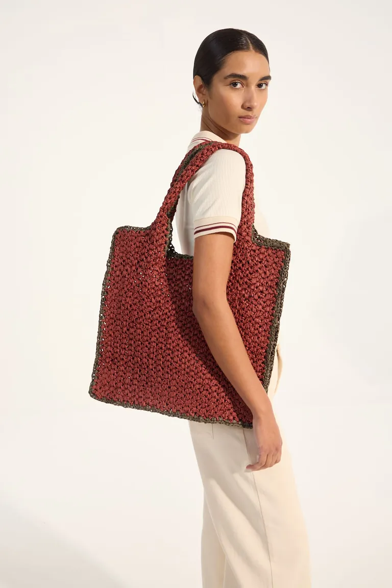 Cartera de rafia tipo tote en tono rojo, ideal para looks de verano de Portsaid en Bolsos y Carteras para argentina