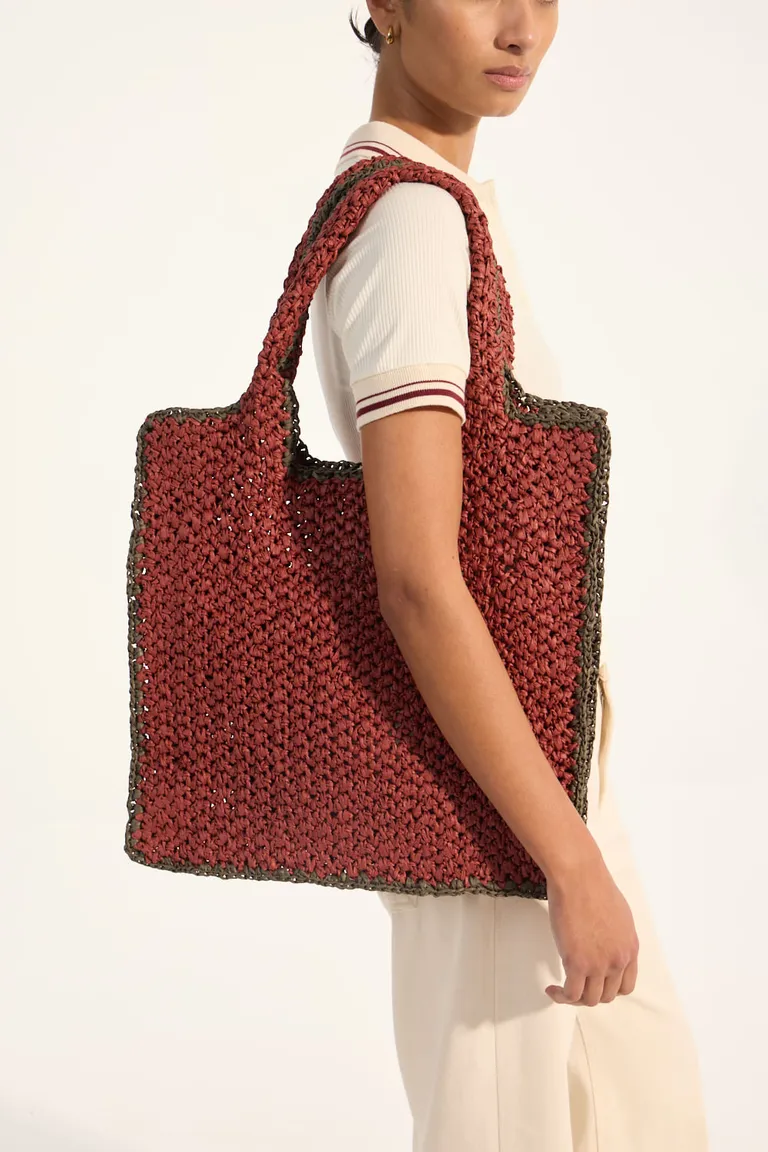 Cartera de rafia tipo tote en tono rojo, ideal para looks de verano de Portsaid en Bolsos y Carteras para argentina