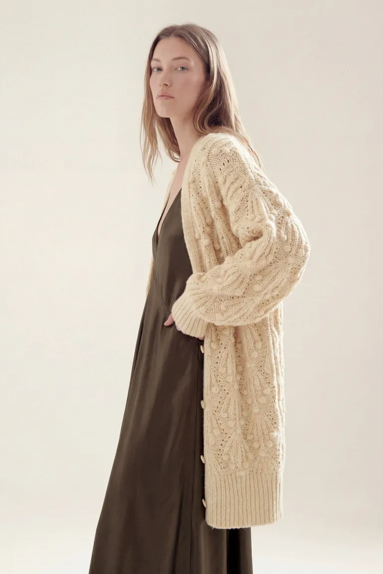 Cardigan tejido con textura y botones frontales de Akiabara en Buzos y Sweaters para argentina