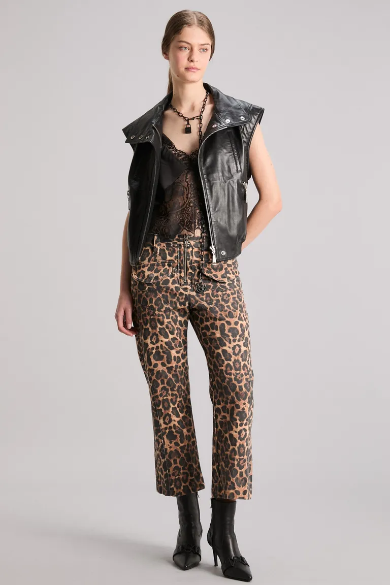 Pantalón crop de estilo moderno y exclusivo estampado animal print de Kosiuko en Pantalones para argentina