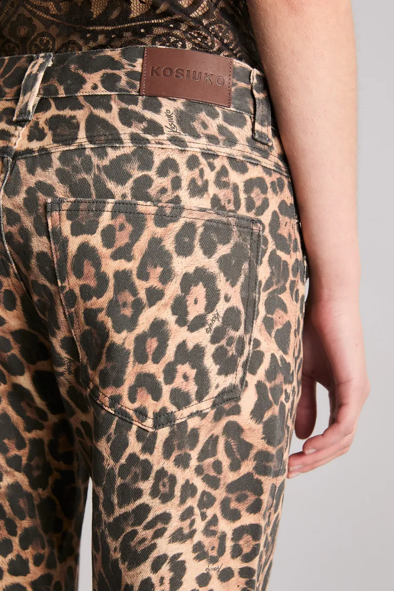 Pantalón crop de estilo moderno y exclusivo estampado animal print de Kosiuko en Pantalones para argentina