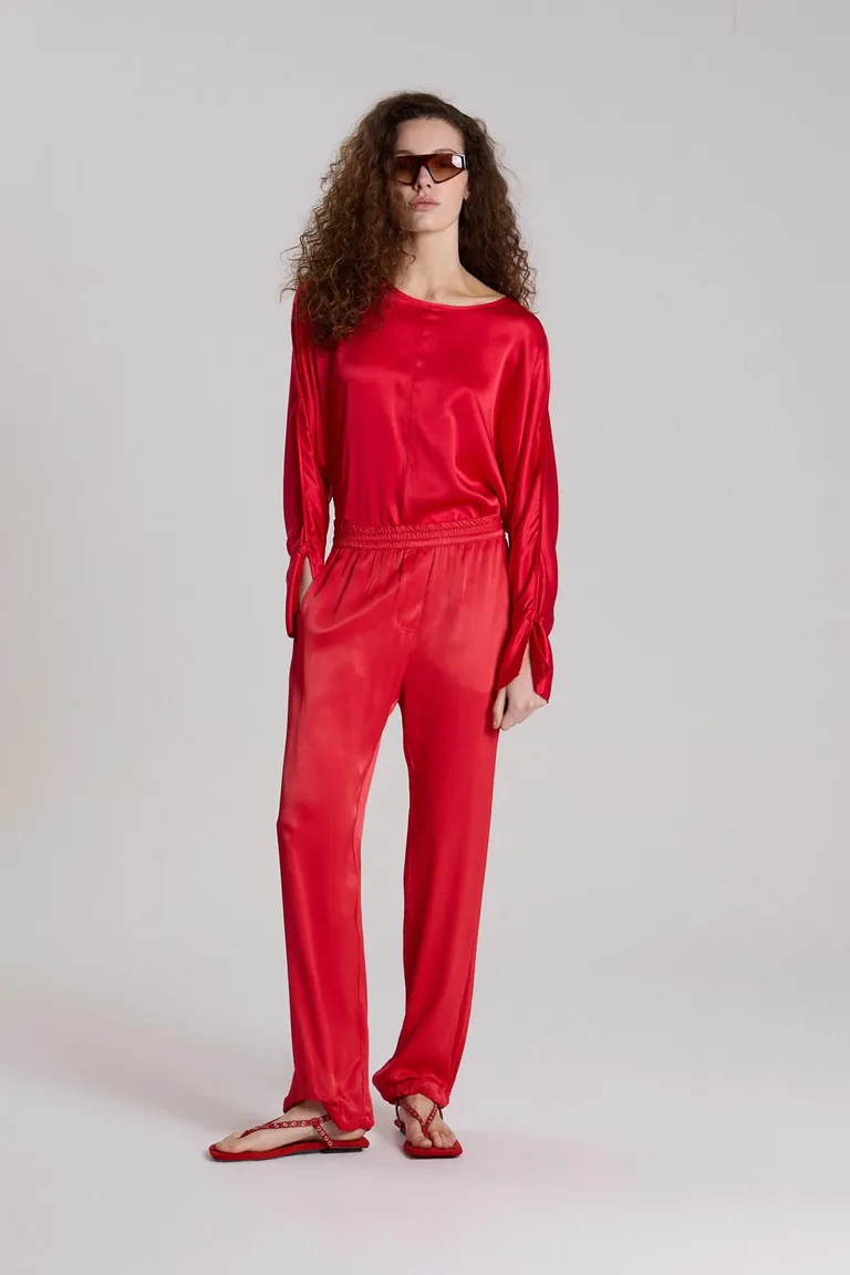 Pantalón rojo de corte relajado y cintura elástica para un look casual y versátil de Maria Cher en Pantalones para argentina