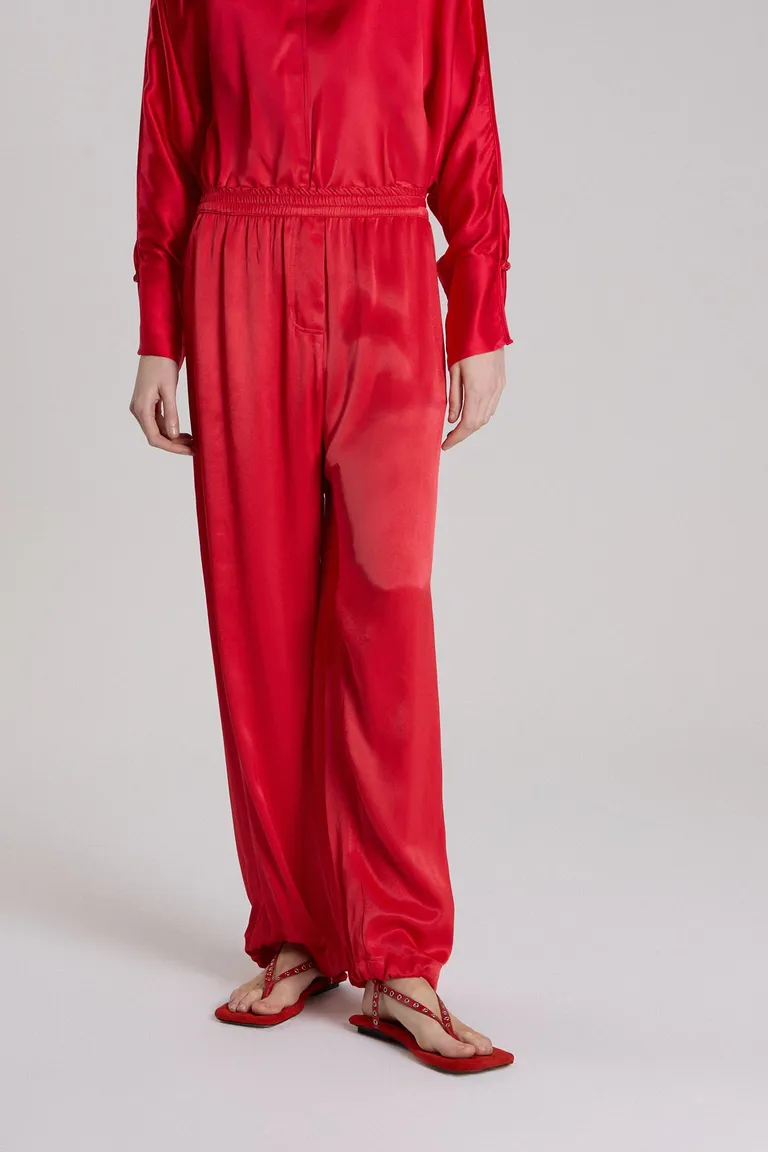 Pantalón rojo de corte relajado y cintura elástica para un look casual y versátil de Maria Cher en Pantalones para argentina
