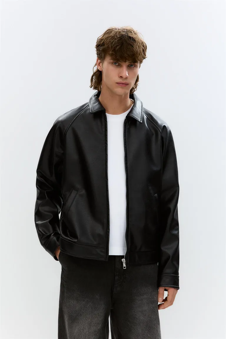 Campera imitación cuero de Pull&Bear en Abrigos y Camperas para argentina
