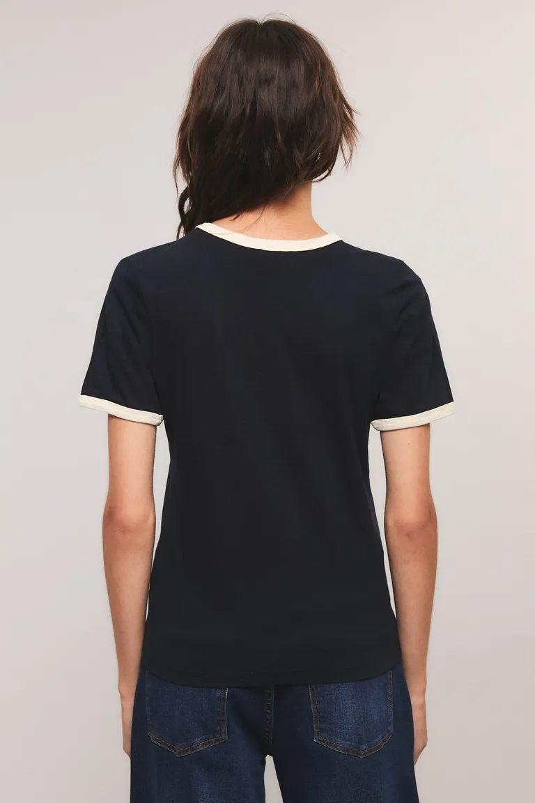 Remera con escote en V manga corta y estampa frontal con frase inspiracional de Kosiuko en Remeras para argentina