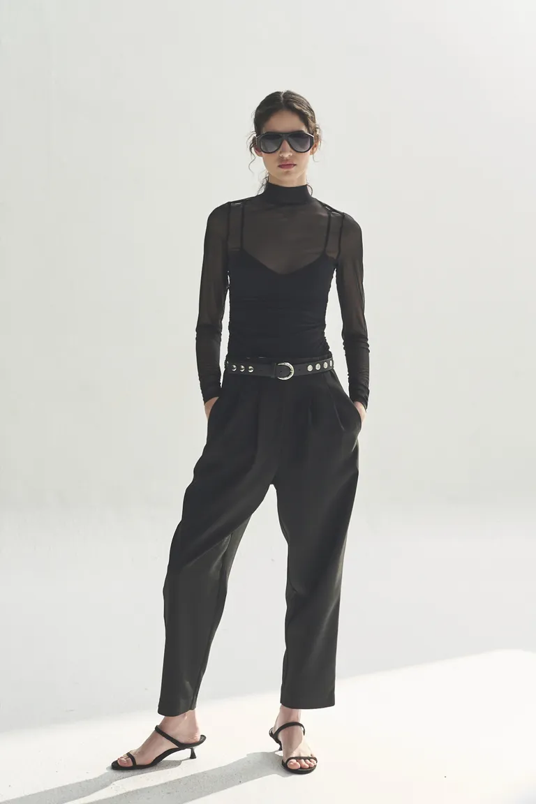 Mono negro de corte clásico, ideal para un estilo elegante y sofisticado de Akiabara en Monos para argentina