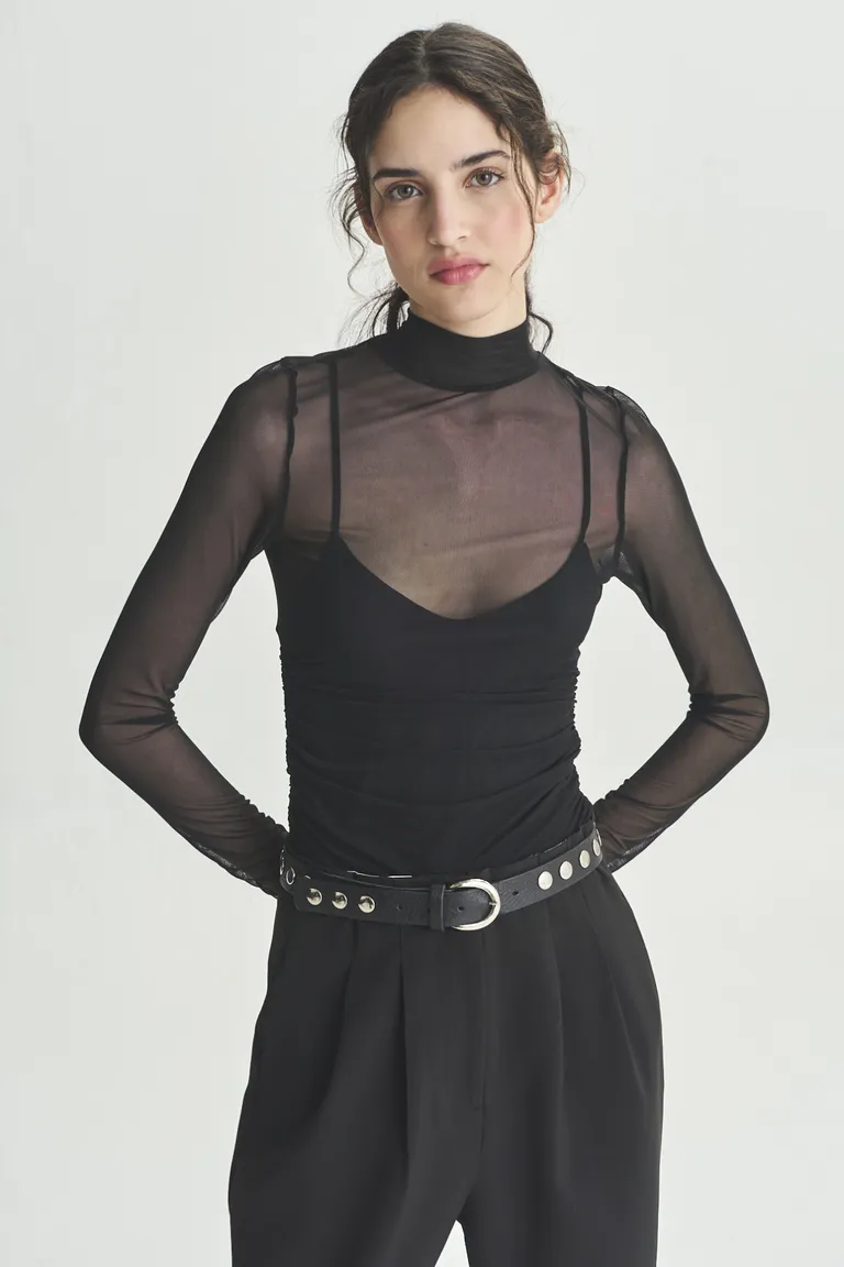 Mono negro de corte clásico, ideal para un estilo elegante y sofisticado de Akiabara en Monos para argentina