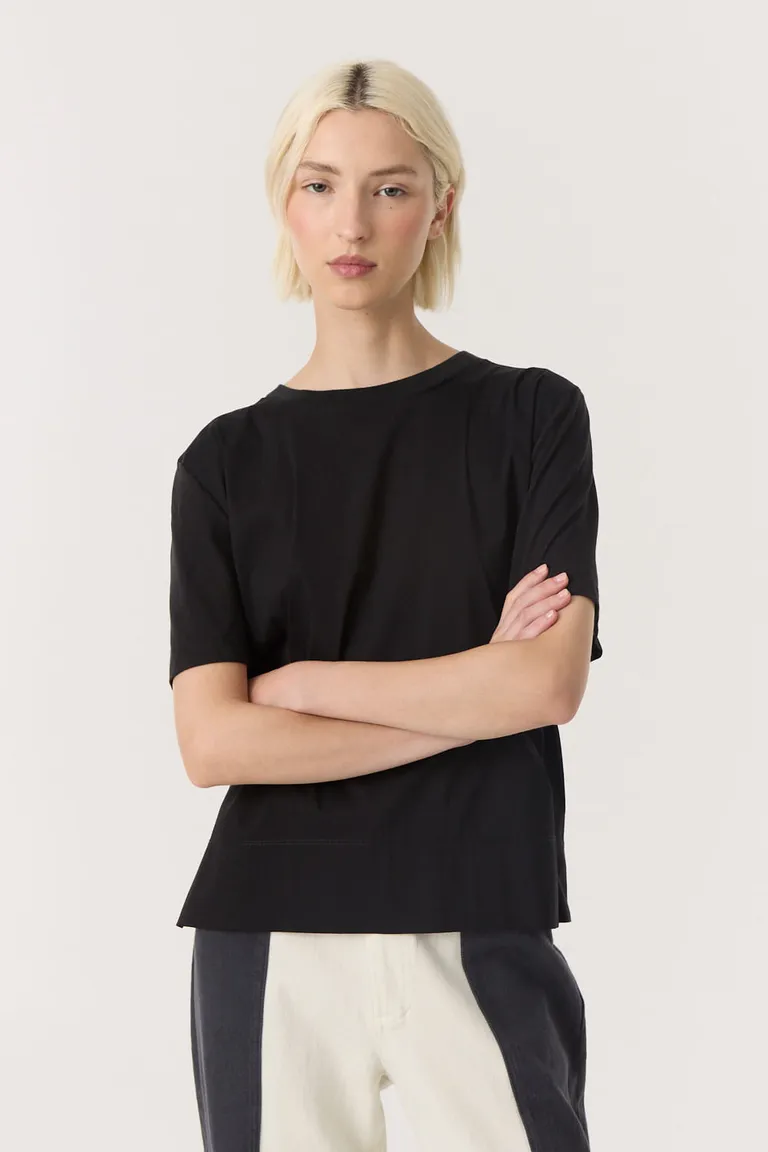 Remera de corte holgado con mangas cortas y diseño de calce recto de Furzai en Remeras para argentina