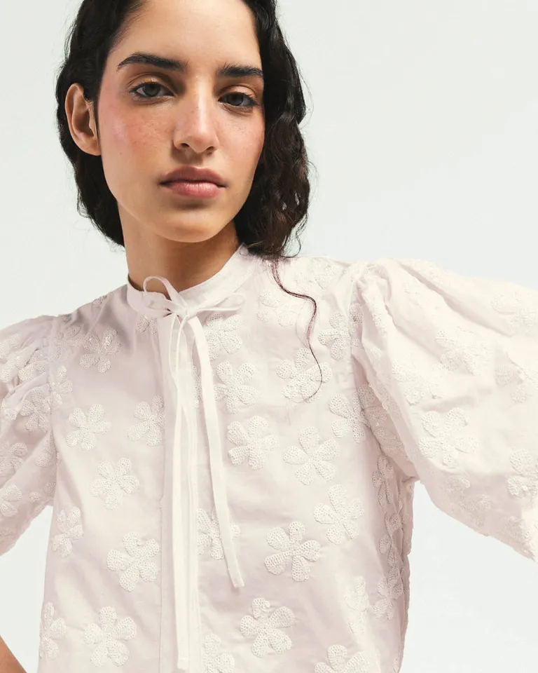 Camisa de cuello mao con lazo y flecos en los puños de Jazmin Chebar en Camisas para argentina