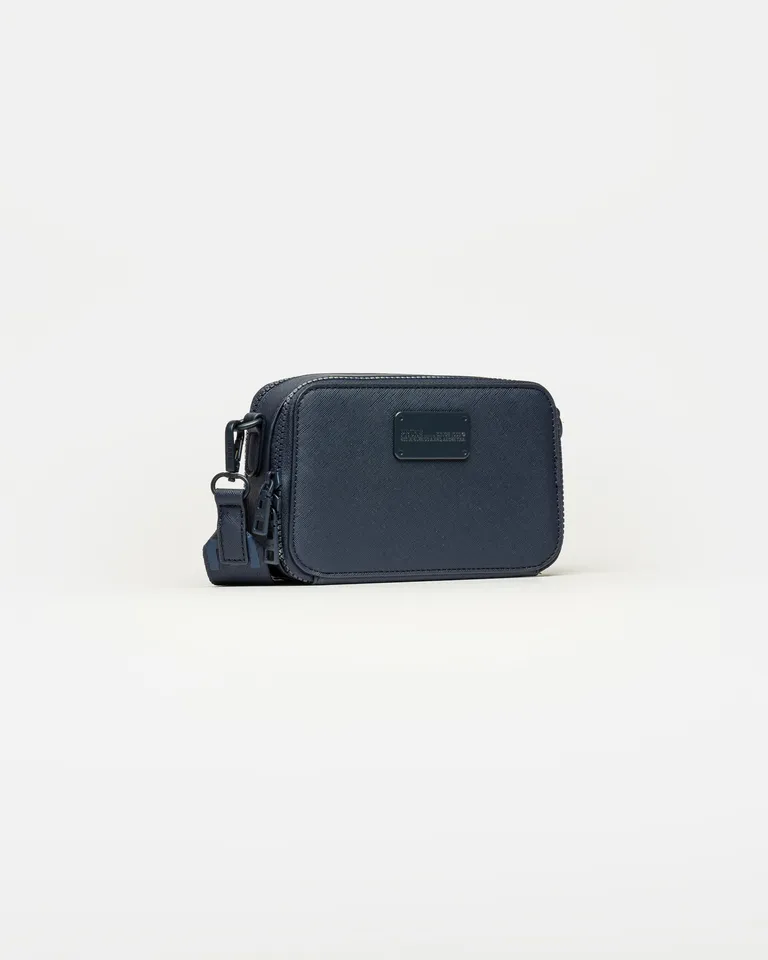 Bandolera pequeña de diseño rígido y estructurado con herrajes metálicos y manija regulable de cinta de Prüne en Bolsos y Carteras para argentina