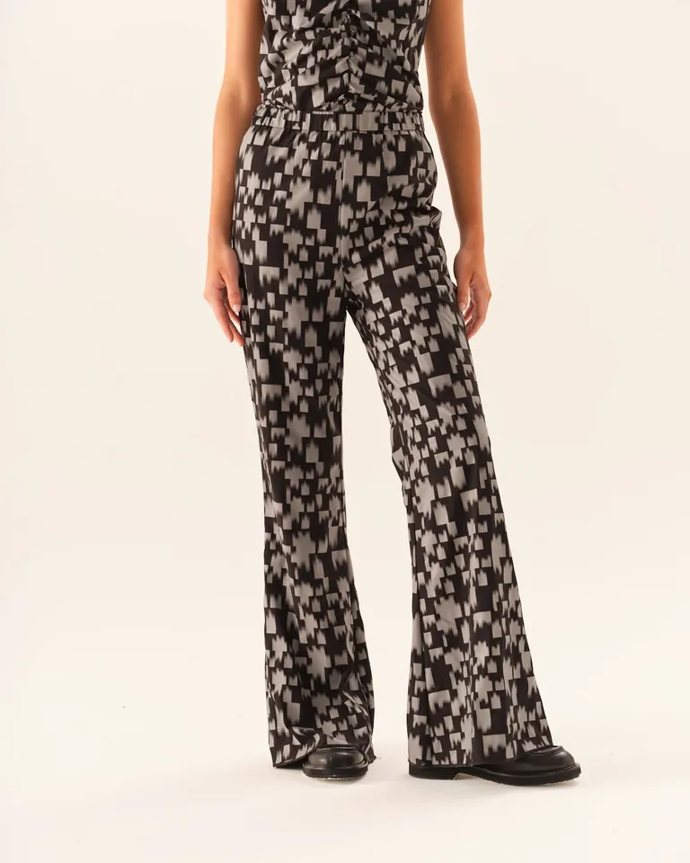 Pantalon de tiro alto con calce ajustado y pierna acampanada con diseño estampado exclusivo de Furzai en Pantalones para argentina