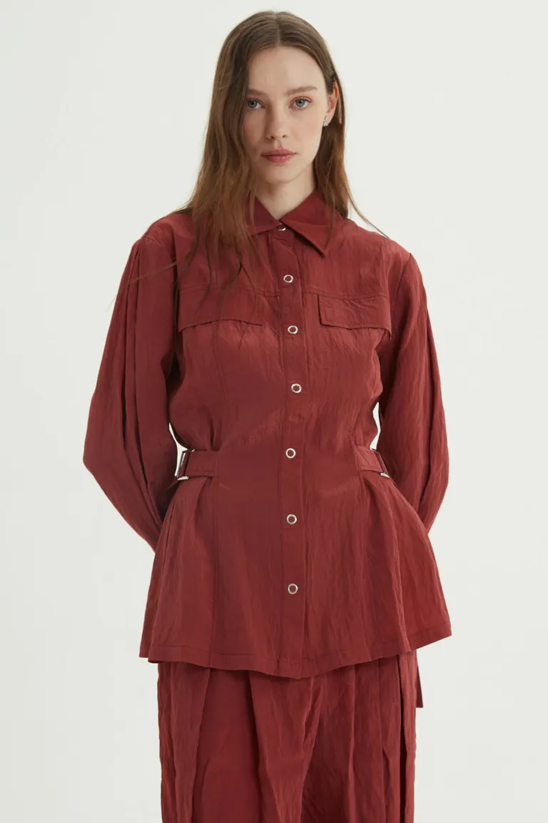 Camisa de manga larga con bolsillos frontales, botones y ajuste lateral en la cintura de Las Pepas en Camisas para argentina