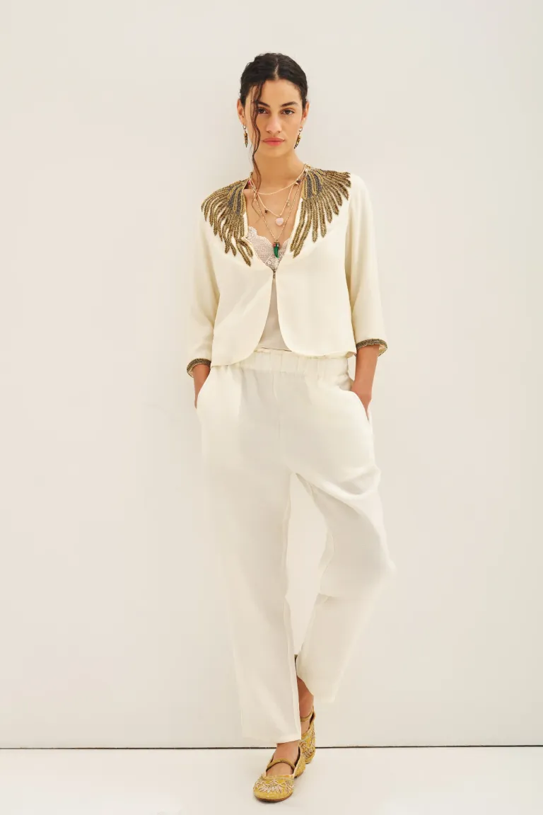 Saco corto escote en V con bordado de mostacillas, canutillos y lentejuelas en tono blanco de Rapsodia en Chaquetas para argentina