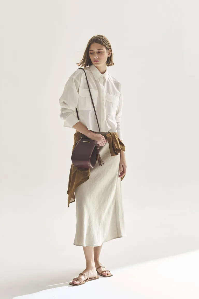 Camisa blanca de corte recto y manga larga, prenda versátil y elegante para el armario de la mujer moderna de Akiabara en Camisas para argentina