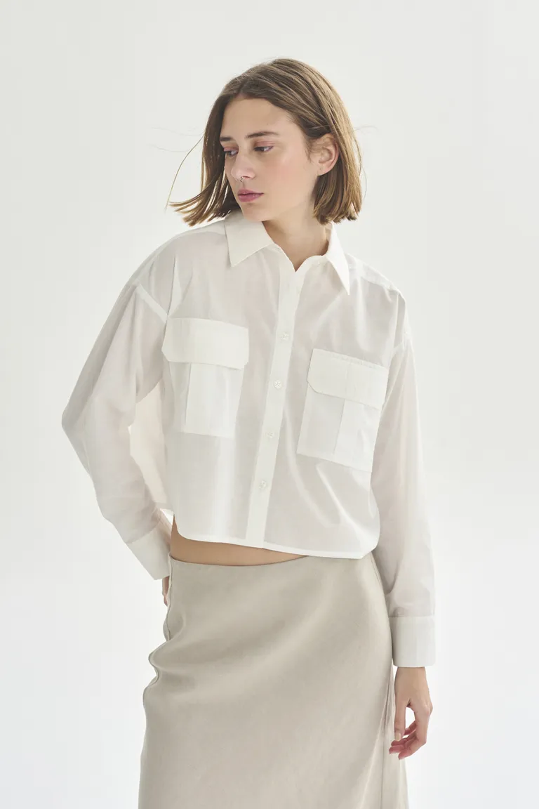 Camisa blanca de corte recto y manga larga, prenda versátil y elegante para el armario de la mujer moderna de Akiabara en Camisas para argentina