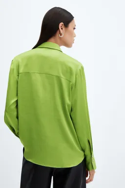 Camisa fluida satinada de Mango en Camisas para argentina