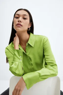 Camisa fluida satinada de Mango en Camisas para argentina