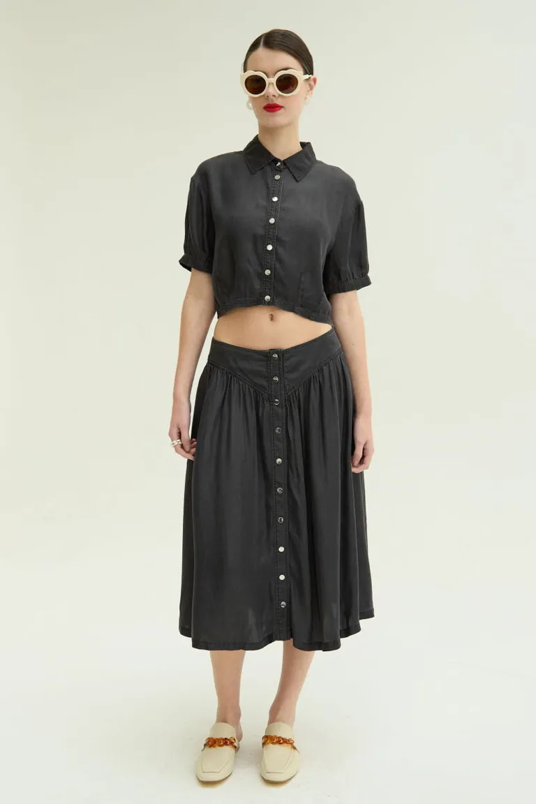 Camisa negra de manga corta con detalles metálicos y corte ajustado en la cintura de Las Pepas en Camisas para argentina