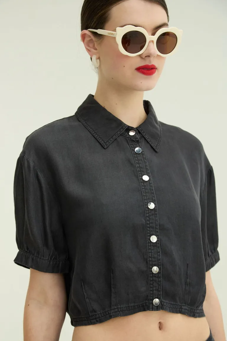 Camisa negra de manga corta con detalles metálicos y corte ajustado en la cintura de Las Pepas en Camisas para argentina