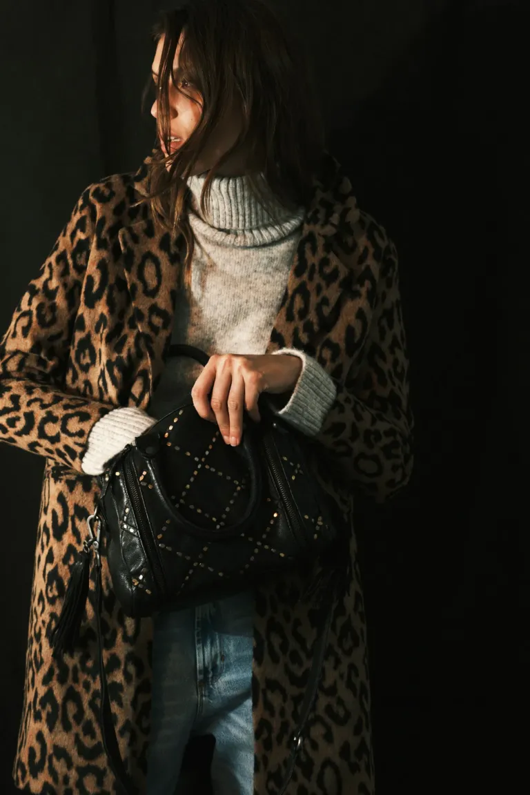 Cartera de cuero negro con tachas en dos tonos, un accesorio rocker y práctico de Rapsodia en Bolsos y Carteras para argentina