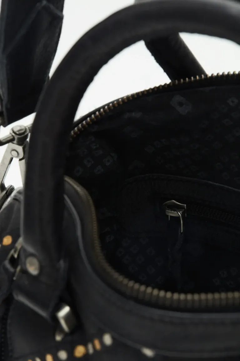 Cartera de cuero negro con tachas en dos tonos, un accesorio rocker y práctico de Rapsodia en Bolsos y Carteras para argentina