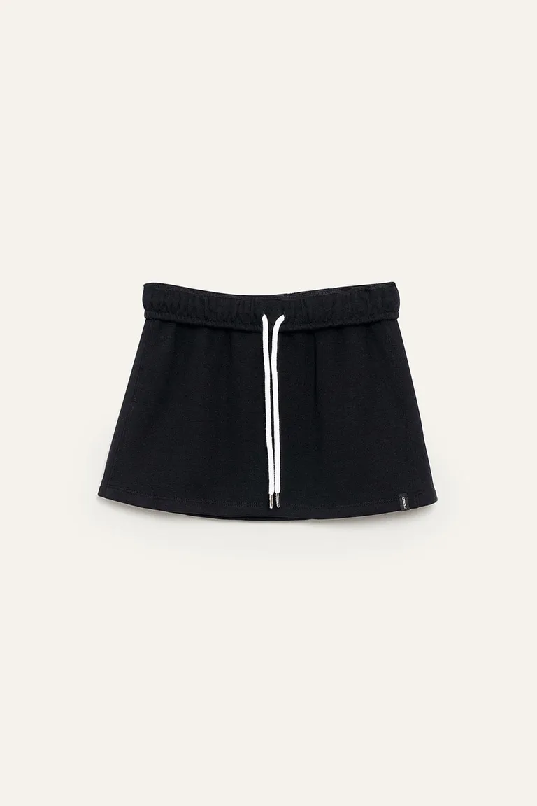 Falda negra plegada con cintura elástica y bolsillos para un estilo casual y cómodo de 47 Street en Faldas para argentina