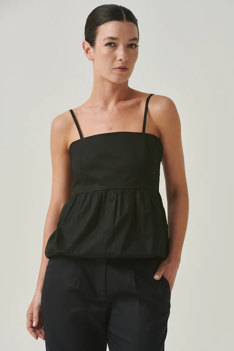 Top negro de diseño amplio y caída suelta para un look casual y femenino de Sweet en Tops para argentina