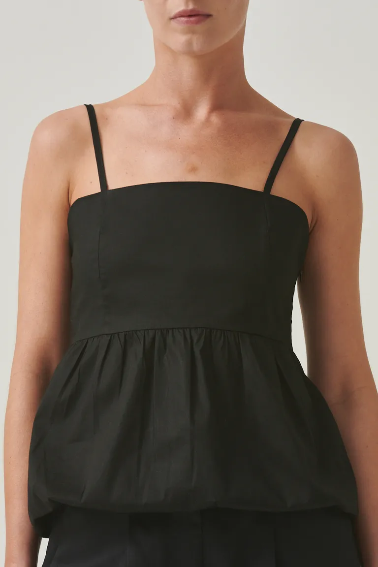 Top negro de diseño amplio y caída suelta para un look casual y femenino de Sweet en Tops para argentina