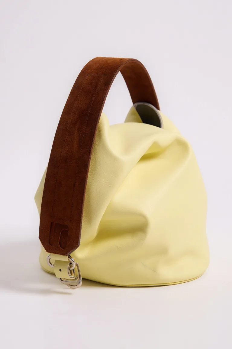 Cartera de Cuero Amarilla con Diseño Fluido y Manija de Gamuza Marrón de Maria Cher en Bolsos y Carteras para argentina